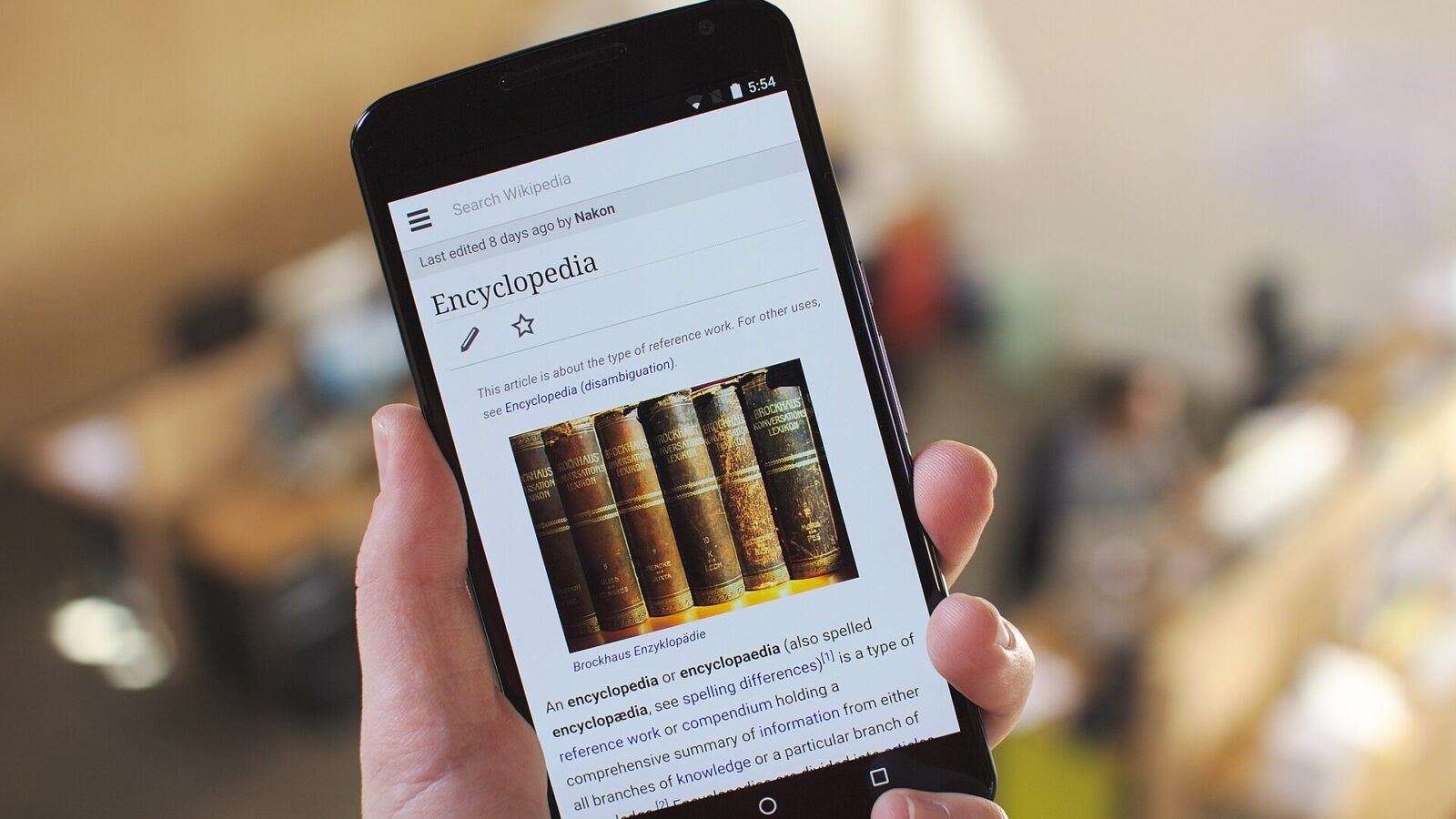 हाथ में Android फ़ोन