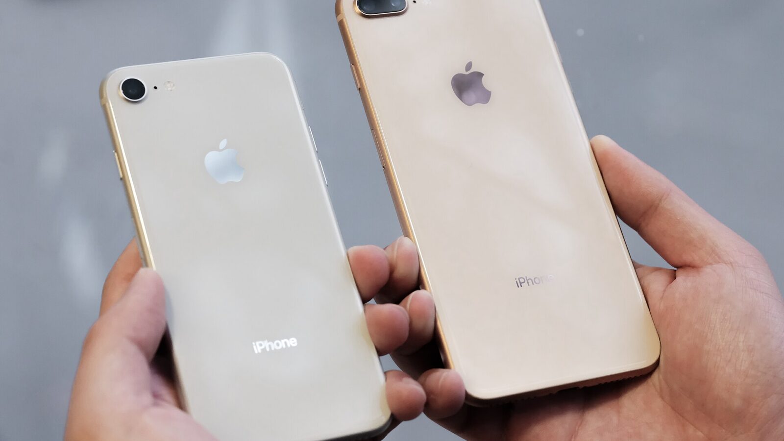 हाथ में iPhone